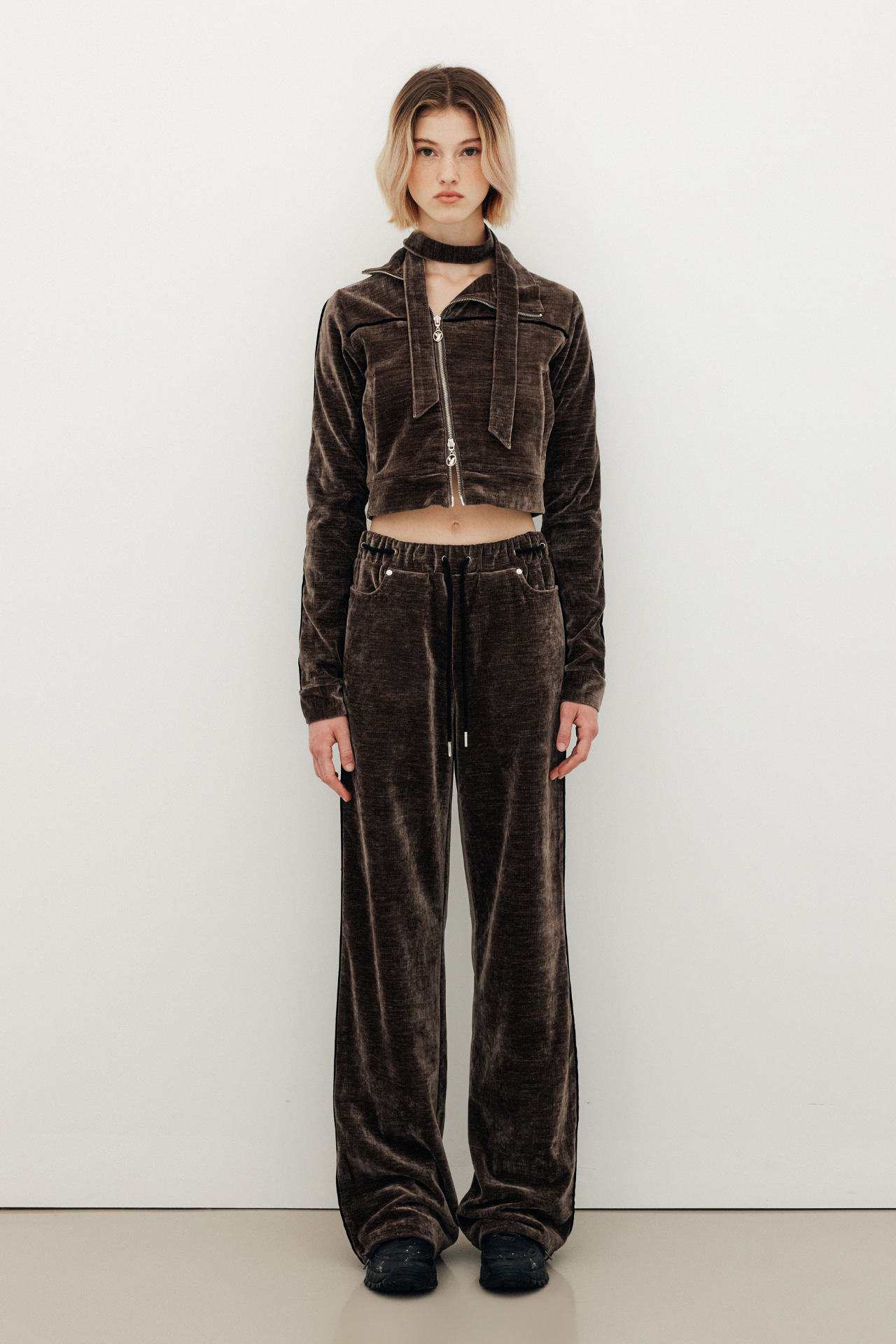 VELOUR PIPING WIDE TRACK PANTS - BROWN